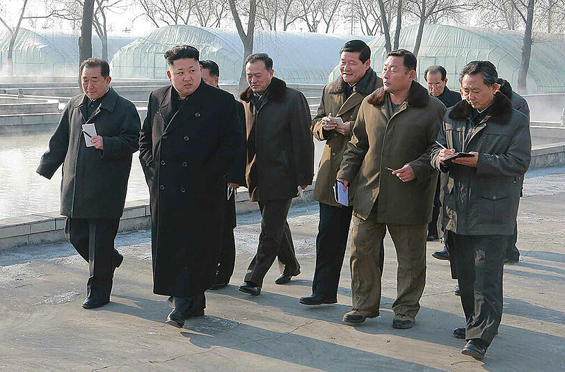 Kim Jong Un mit seinen Gefolgsleuten. War der stundenlange Internetausfall ein Denkzettel des Westens an Nordkoreas Diktator?