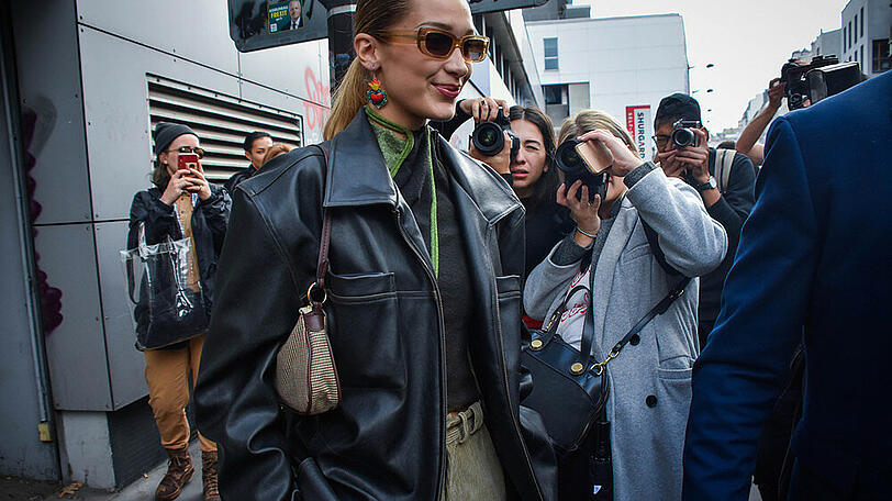 Model Bella Hadid in lässiger Cordhose während der Paris Fashion Week