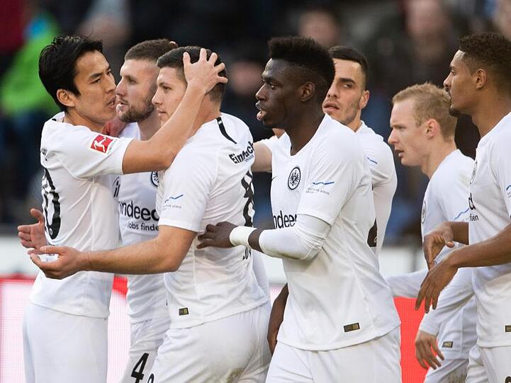 Die Frankfurter Spieler bejubeln den Auswärtssieg gegen Hannover 96.