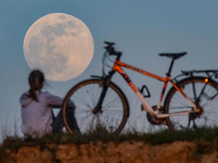 Der "Supermond" über Sieversdorf in Brandenburg.
