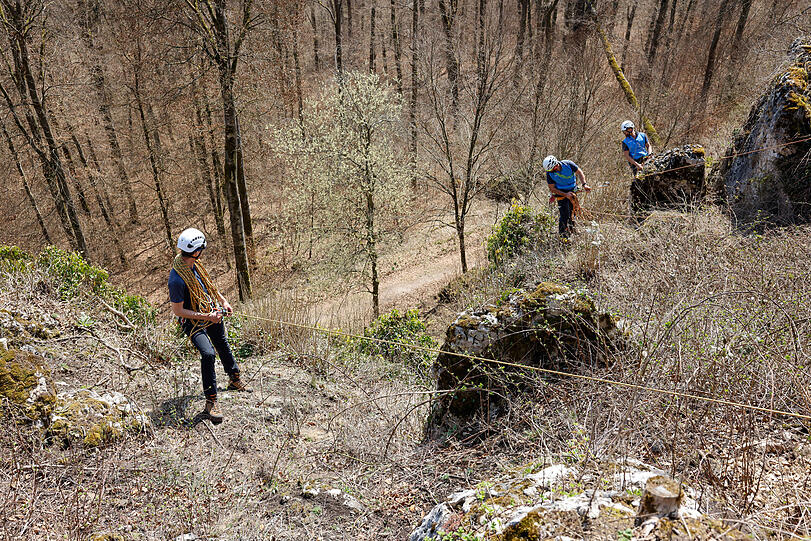 Kletter-Spezialisten der Polizei sind im Einsatz bei einer Suchaktion im Fall Sonja Engelbrecht in einem Wald Nähe Kipfenberg im Landkreis Eichstätt. Im Fall der vor 27 Jahren vermutlich ermordeten Münchnerin Sonja Engelbrecht sucht die Kripo seit Montag wieder mit einem großen Aufgebot nach Spuren.