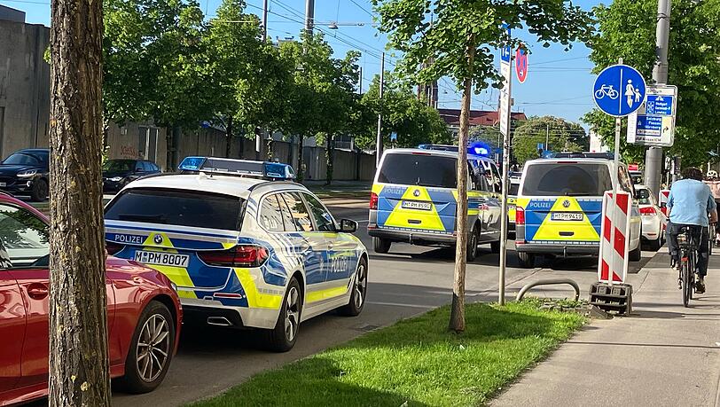 Die Polizei war mit mehreren Streifenwagen vor Ort. Die Polizei war mit mehreren Streifenwagen vor Ort.