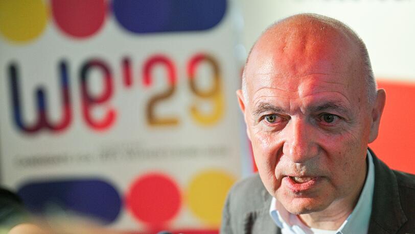 DFB-Präsident Bernd Neuendorf denkt "perspektivisch" an eine Männer-WM in Deutschland DFB-Präsident Bernd Neuendorf denkt "perspektivisch" an eine Männer-WM in Deutschland