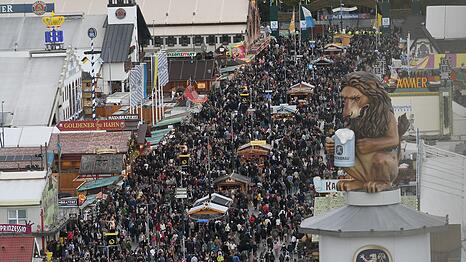 2025 musste das Wiesn-Gel&auml;nde zeitweise wegen &Uuml;berf&uuml;llung geschlossen werden. (Archivbild)