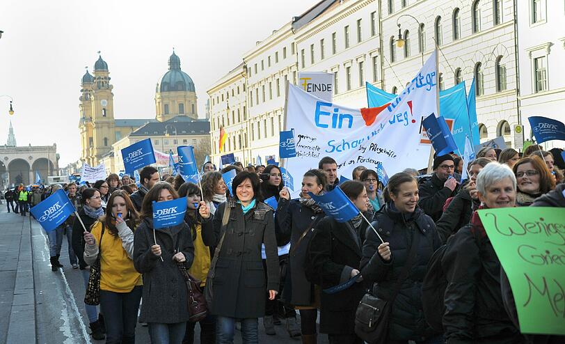 Am Mittwoch demonstrieren laut Bayerischer Arbeitsgemeinschaft zur Förderung der Pflegeberufe rund 3.000 Menschen für bessere Rahmenbedingungen in der Pflege. In vielen Einrichtungen soll bereits Pflegenotstand herrschen.