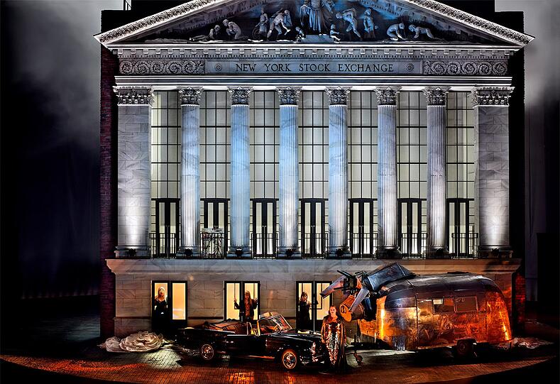 Walhall ist Wall Street, hieß es schon bei Wieland Wagner. Die New Yorker Börse kommt bei Castorf erst in der &bdquo;Götterdämmerung&ldquo; vor.