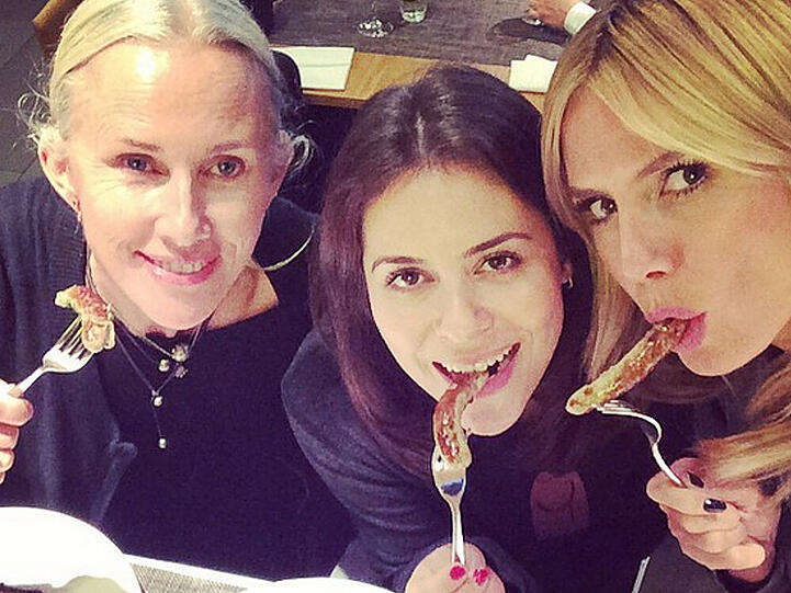 Topmodel Heidi Klum lässt sich eine Bratwurst schmecken