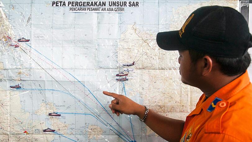Ein Sprecher der Suchtripps zeigt das Gebiet, in dem nach dem Flugzeug gesucht wird. Ein Sprecher der Suchtripps zeigt das Gebiet, in dem nach dem Flugzeug gesucht wird.