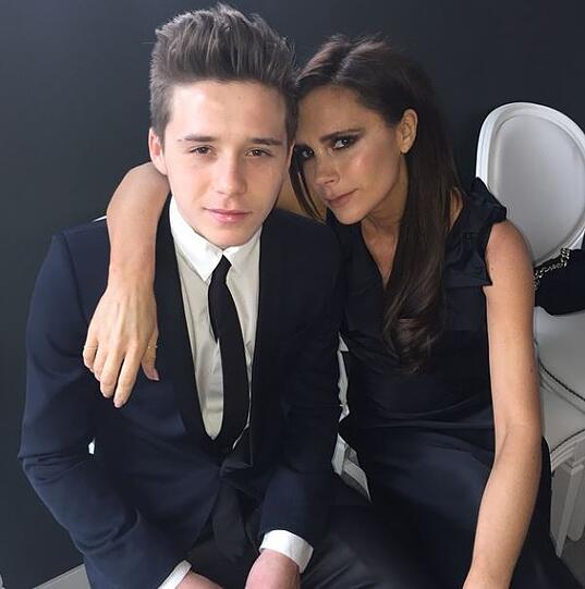 Brooklyn Beckham mit Mutter Victoria bei einer Modenschau