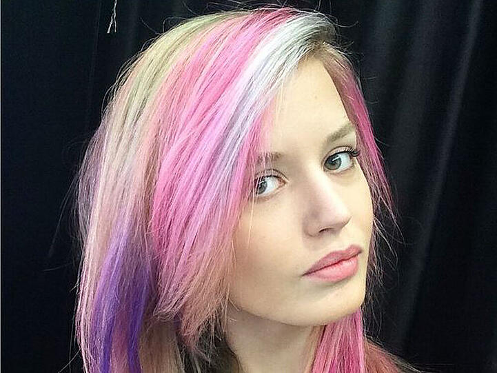 Georgia May Jagger fühlt sich mit einem Regenbogen auf dem Kopf sichtlich wohl