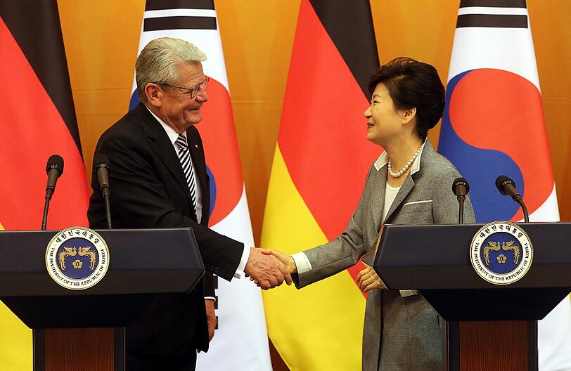 Bundespräsident Joachim Gauck und die Präsidentin von Südkorea, Park Geun-hye, geben sich in Seoul nach einer Pressekonferenz die Hand.