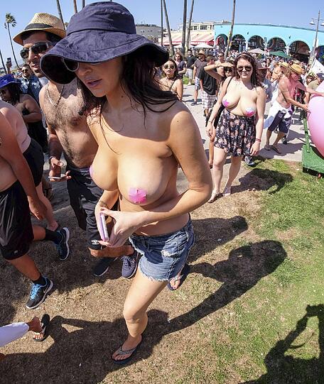 Unter dem Motto "Free your breasts! Free your mind!" ging's mit nackten Brüsten durch New York, Washington und Venice Beach in Kalifornien. Viel Spaß beim Durchklicken.