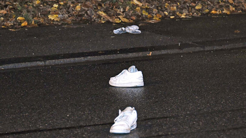 Schuhe eines der Opfer liegen auf der Straße.