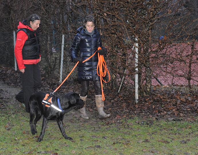 Chester ist mit Frauchen Nicoline Schumacher auf seinem ersten Entdeckertrail. Er soll Moritz (13) finden.