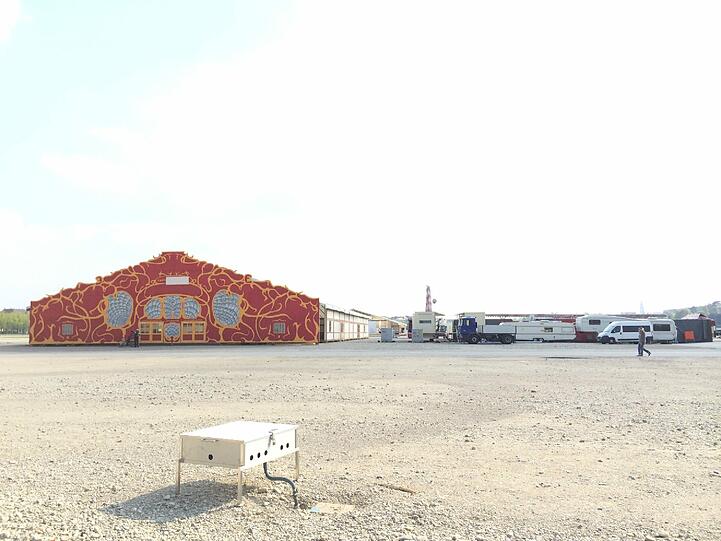 ... ist schon von Weitem zu erkennen. Drumherum sieht es noch recht kahl aus. Aber an vielen Ecken wird auf der Theresienwiese jetzt gewerkelt.