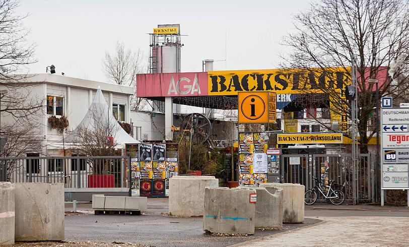 Vor dem Backstage-Club in der Reitknechtstraße haben sich zwei Gruppen so heftig geprügelt, dass einer der Streithähne fast an den Folgen gestorben wäre. (Archivbild)
