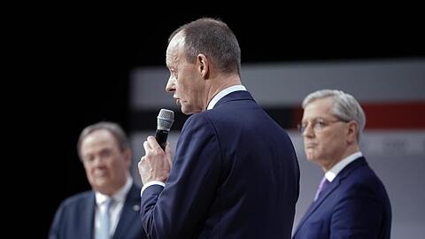 Friedrich Merz spricht auf dem digitalen CDU-Bundesparteitag. Im Hintergrund Norbert Röttgen (r) und Armin Laschet.