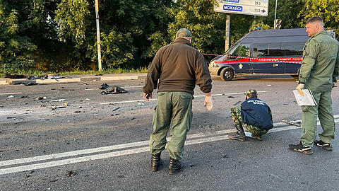 Ermittler untersuchen den Straßenabschnitt in der Nähe von Moskau, auf dem Duginas Wagen explodierte.