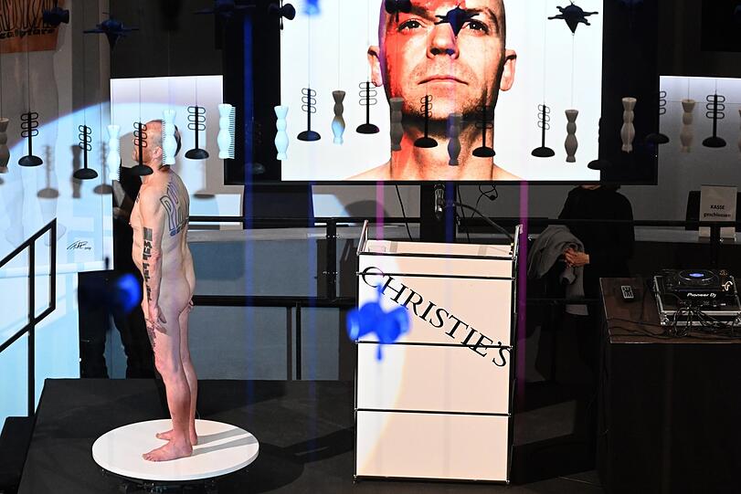 Da stand er nackt und bloß, aber keineswegs elend. Flatz ließ sich trotz abgesagter Auktion seinen Auftritt nicht nehmen. Künstlersein verpflichtet. Und die Tattoos gingen ja weg - im Gesamtpaket. In der Pinakothek der Modern war die Erleichterung förmlich zu greifen.