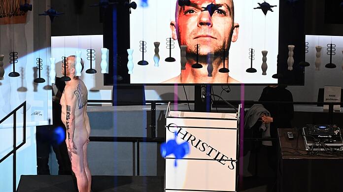 Da stand er nackt und bloß, aber keineswegs elend. Flatz ließ sich trotz abgesagter Auktion seinen Auftritt nicht nehmen. Künstlersein verpflichtet. Und die Tattoos gingen ja weg - im Gesamtpaket. In der Pinakothek der Modern war die Erleichterung förmlich zu greifen.