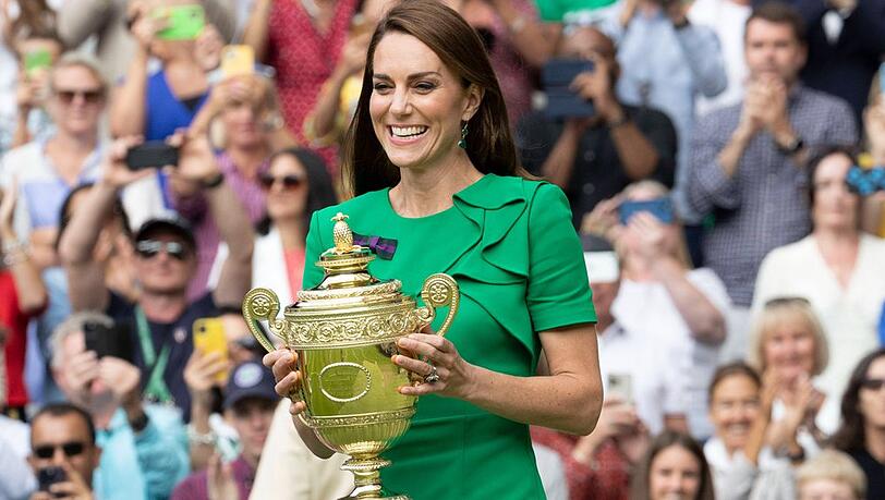 Immer wieder setzt Prinzessin Kate in Wimbledon auf leuchtende Farben. 2023 überreichte Prinzessin Kate die Trophäe an Carlos Alcaraz in einem grünen Kleid. Immer wieder setzt Prinzessin Kate in Wimbledon auf leuchtende Farben. 2023 überreichte Prinzessin Kate die Trophäe an Carlos Alcaraz in einem grünen Kleid.