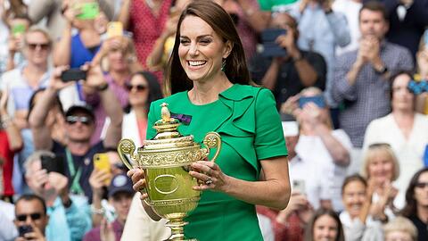 Immer wieder setzt Prinzessin Kate in Wimbledon auf leuchtende Farben. 2023 &uuml;berreichte Prinzessin Kate die Troph&auml;e an Carlos Alcaraz in einem gr&uuml;nen Kleid.