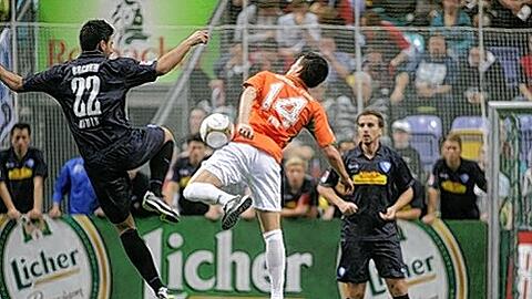 Am Ende waren die Bochumer, hier Mirkan Aydin (l.) gegen Edgar Prib, dann doch eine Nummer zu groß für die Greuther Fürther und gewannen das Finale mit 4:1.
