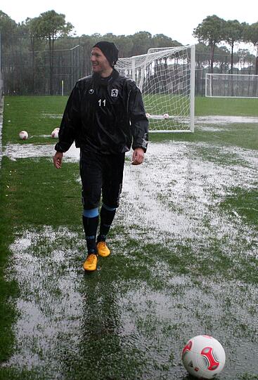 "Land unter" in Belek. Nach gut einer Stunde Training war Schluss. Der Regen setzte den Rasen komplett unter Wasser und Alexander Schmidt brach das Training ab.
