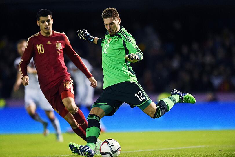 RON-ROBERT ZIELER: NOTE 3
Bei der WM die Nummer drei, nun sein viertes Länderspiel. Starke Parade gegen Nolitos Schuss (12.), wenn notwendig durchsetzungsstark mit Faustabwehr.