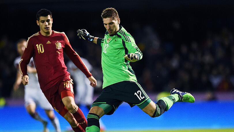 RON-ROBERT ZIELER: NOTE 3
Bei der WM die Nummer drei, nun sein viertes Länderspiel. Starke Parade gegen Nolitos Schuss (12.), wenn notwendig durchsetzungsstark mit Faustabwehr.
