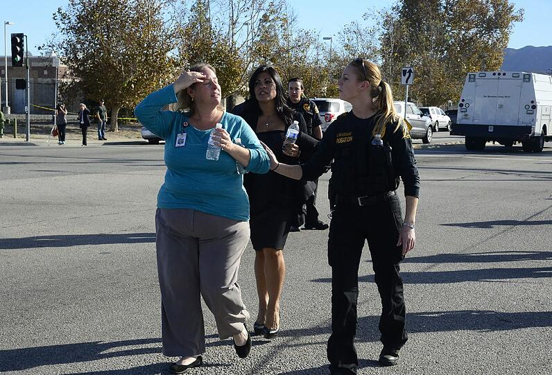 In einer Sozialeinrichtung in San Bernardino eröffneten die schwerbewaffneten Angreifer das Feuer. 14 Menschen sterben, 17 werden verletzt.
