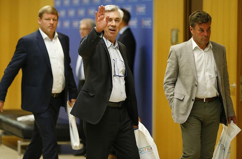 Tauschten sich in Nyon über die Bundesliga aus: Carlo Ancelotti und Dieter Hecking (r.)
