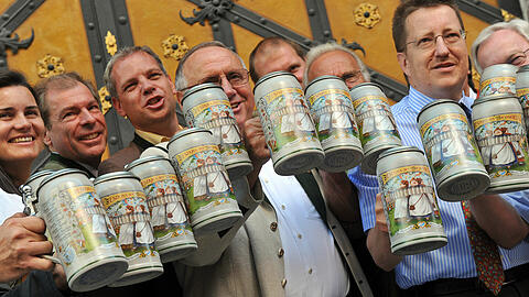 "Die Tonlage war schon bemerkenswert": Wiesn-Wirte wie (v. l.) Steffi Spendler (Löwenbräu), Michael Schottenhamel, Ricky Steinberg (Hofbräu), Toni Roiderer (Hacker), Thomas Roiderer, Günter Steinberg (Hofbräu) und Thomas Vollmer (Augustiner) &ndash; hier bei einer Krugvorstellung &ndash; müssen sich auf höheren politischen Druck der CSU-Fraktion im Stadtrat einstellen.