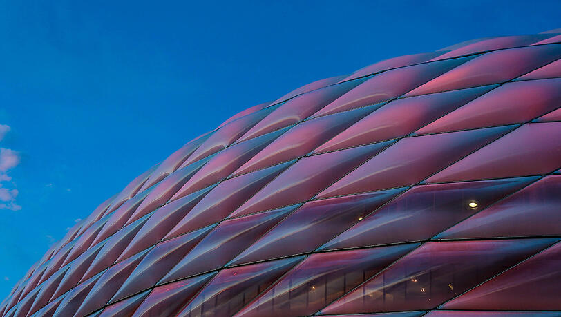 Viele ticketlose Briten versuchten über den Zaun vor der Allianz Arena zu klettern. (Symbolbild)