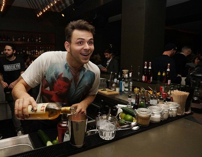 Die neue Registratur in der Müllerstraße: Die AZ war beim "Soft-Opening" dabei. Die Bilder von der Bar... hier einer der Barchefs, und zwar Conny Bitter!