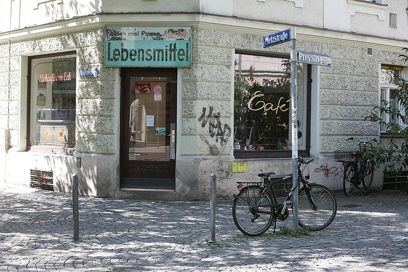 Ein alter Lebensmittelladen an der Ecke der Preysing- zur Metzstraße. Heute ist ein Stehcafé drin.