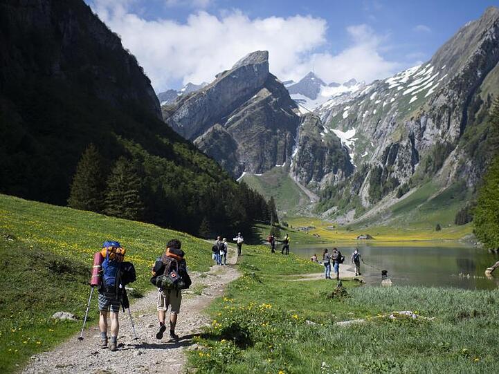 Touristen sind unterwegs am Seealpsee, einem beliebten Ausflugsziel im Alpstein-Gebirge.
