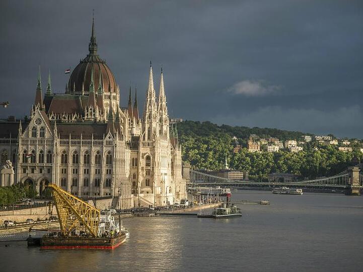 Das Parlamentsgebäude liegt in der Nähe der Stelle der Schiffskollision.