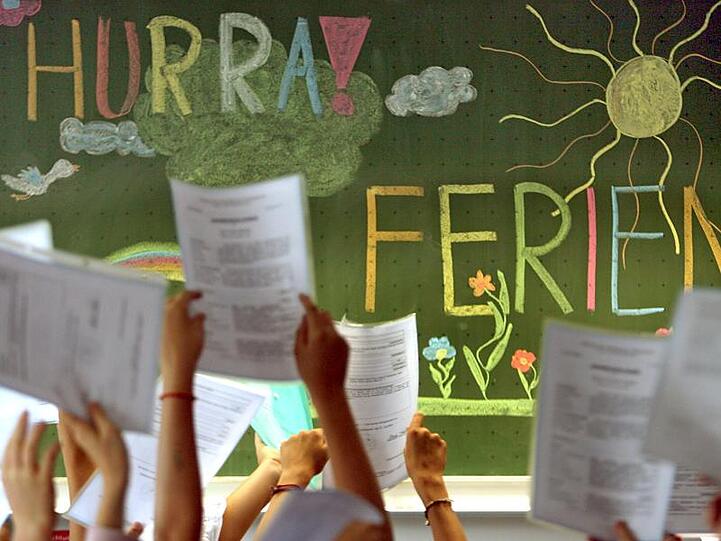 Bisher haben nur Bayern und Baden-Württemberg jedes Jahr im gleichen Zeitraum Sommerferien. Sie starten als letztes, in den übrigen Ländern wechseln die Termine permanent.