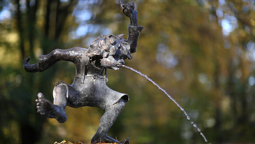 Im Luitpoldpark: Der Pumucklbrunnen von 1985, gestaltet von Claus Nageler, gestiftet von Ellis Kaut. Im Luitpoldpark: Der Pumucklbrunnen von 1985, gestaltet von Claus Nageler, gestiftet von Ellis Kaut.
