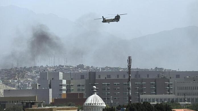 Ein US-Hubschrauber über Kabul. Die afghanische Hauptstadt ist mittlerweile von den Taliban eingenommen.