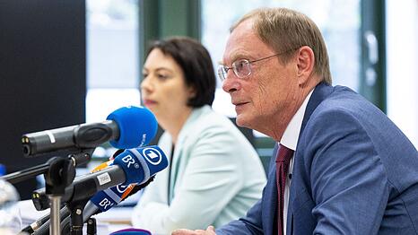 Staatsanwältin Angela Miechielsen und Oberstaatsanwalt Hans Kornprobst informieren über den Abschluss der Ermittlungen gegen Kirchenverantwortliche im Missbrauchsskandal.