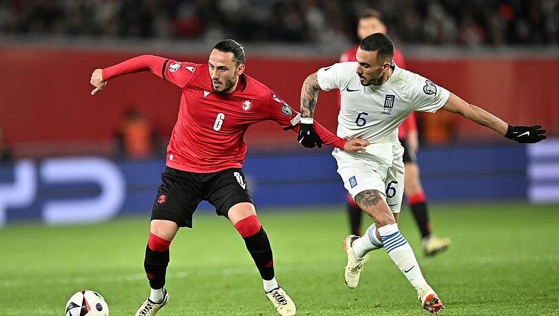Der Georgier Giorgi Kotschoraschwili (l) behauptet den Ball gegen Dimitris Kourbelis.