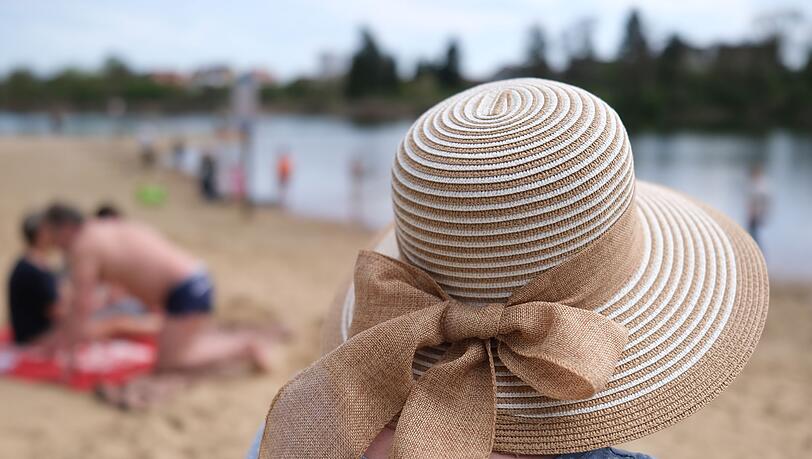 Im Sommer schützen Haare die Kopfhaut vor Sonnenstrahlen. Allerdings sind auch die Haare selbst anfällig für Schäden. Ein altbekanntes Mittel: Der Sonnenhut. (Symbolbild) Im Sommer schützen Haare die Kopfhaut vor Sonnenstrahlen. Allerdings sind auch die Haare selbst anfällig für Schäden. Ein altbekanntes Mittel: Der Sonnenhut. (Symbolbild)