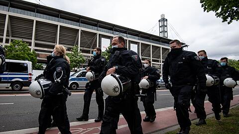 Die Sicherheit rund um Stadien und in den Arenen ist immer wieder Thema.