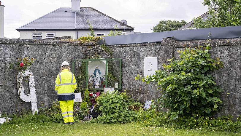 In Irland hat die Suche nach fast 800 Baby- und Kinderleichen begonnen.