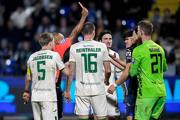 Schiedsrichter Jonah Besong zeigt Luca Erlein die Rote Karte.