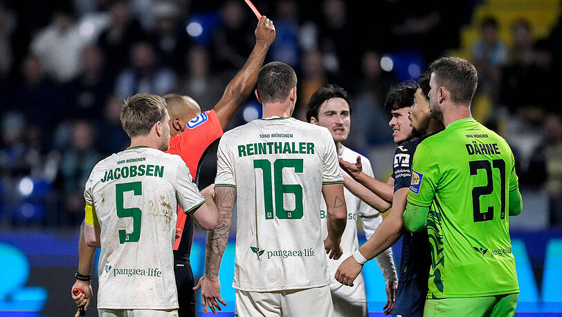 Schiedsrichter Jonah Besong zeigt Luca Erlein die Rote Karte.