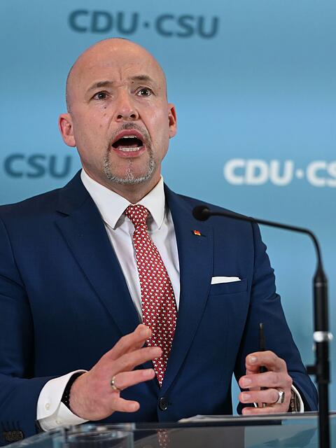 Auch CSU-Landesgruppenchef Alexander Hoffmann pocht auf Reformen statt Schulden. (Archivbild)