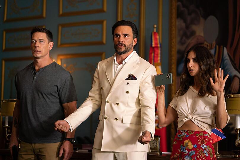 Vor ein paar Jahren wollte Mason Petit (John Cena, links) den südamerikanischen Diktator Venegas (Juan Pablo Raba) noch töten. Jetzt ist er sein Bodyguard - und der von Journalistin Claire Wellington (Alison Brie). Vor ein paar Jahren wollte Mason Petit (John Cena, links) den südamerikanischen Diktator Venegas (Juan Pablo Raba) noch töten. Jetzt ist er sein Bodyguard - und der von Journalistin Claire Wellington (Alison Brie).